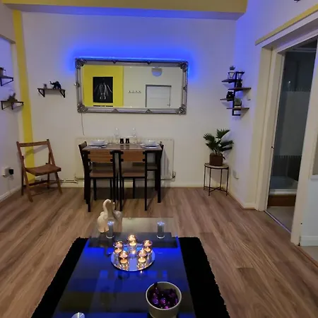 Centre One Bedroom - Free Parking, Free & Fast Wifi, 24hr Check-in, Nearby O2 Academy, The Mailbox & Broad Street Apartment
