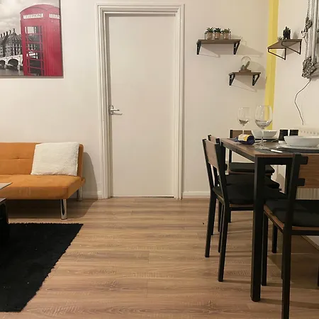 Centre One Bedroom - Free Parking, Free & Fast Wifi, 24hr Check-in, Nearby O2 Academy, The Mailbox & Broad Street Apartment *